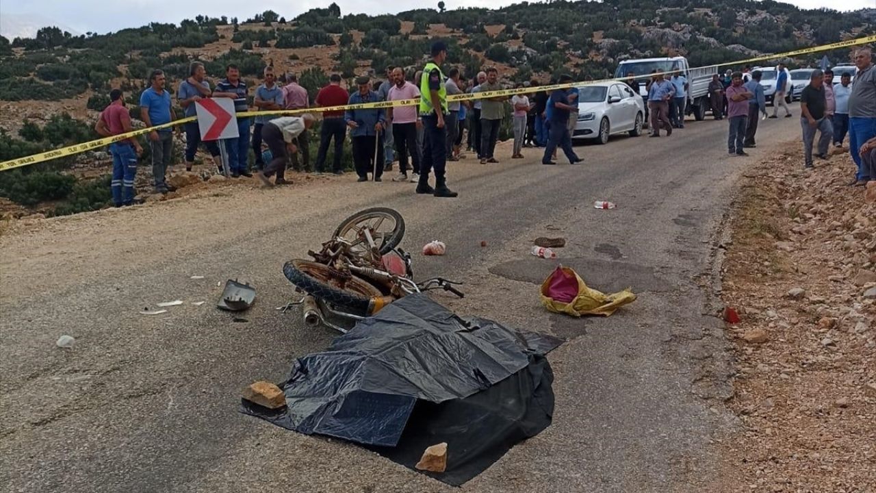 Antalya'da Motosiklet ve Kamyonet Çarpışması: 1 Ölü