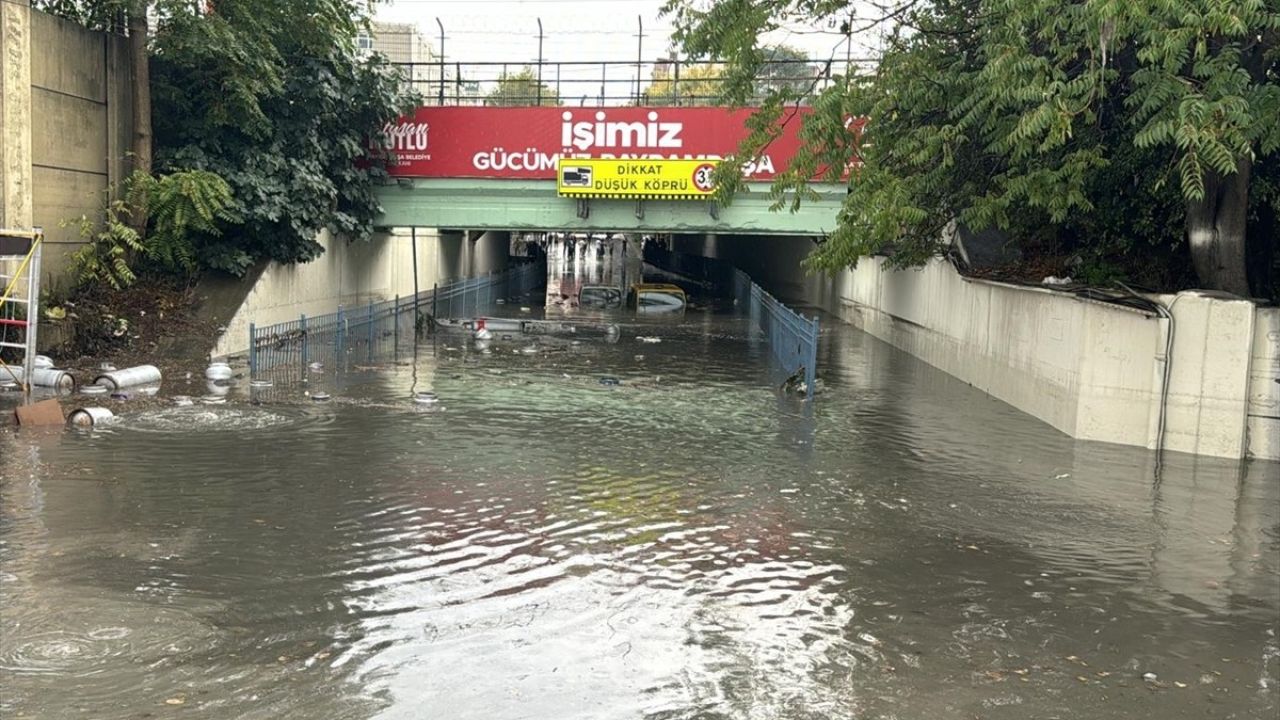 İstanbul'da Sağanak Yağış Trafiği Olumsuz Etkiliyor