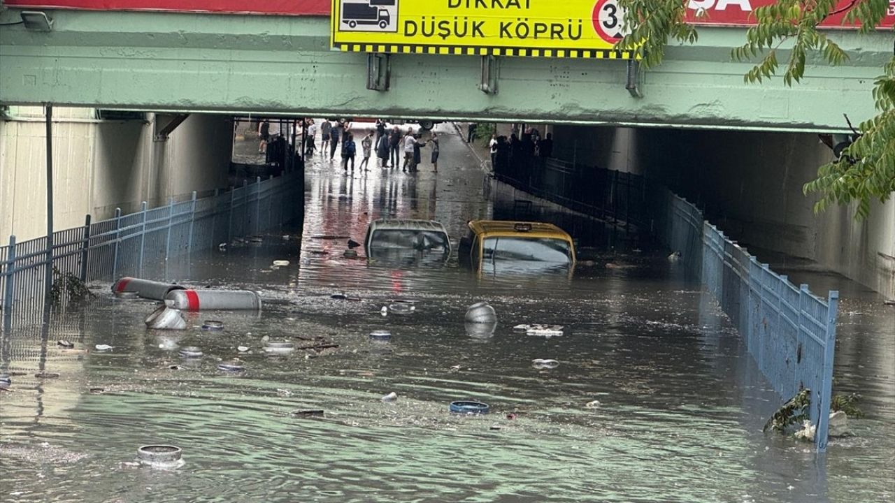 İstanbul'da Sağanak Yağış Hayatı Olumsuz Etkiliyor