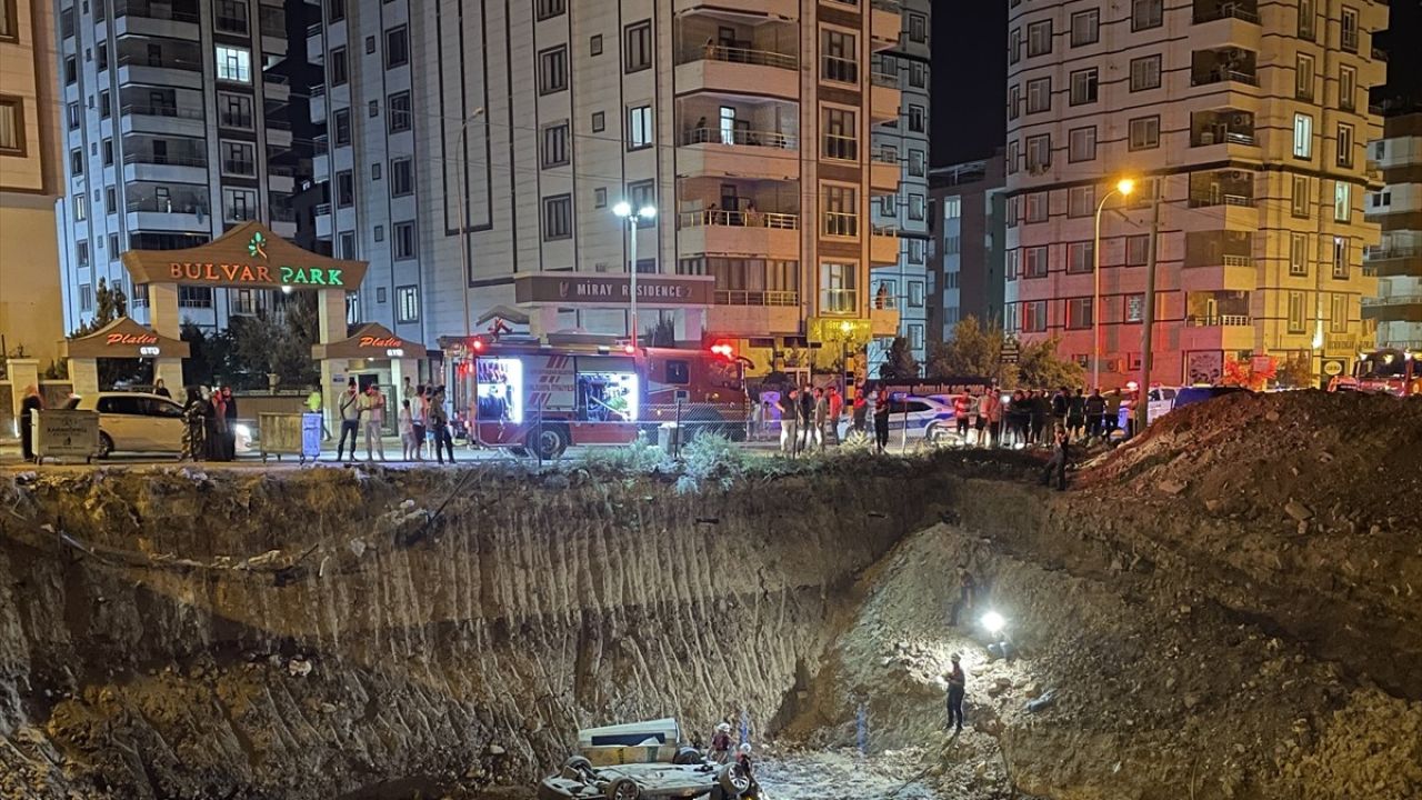 Şanlıurfa'da Otomobil İnşaat Kazı Alanına Düştü