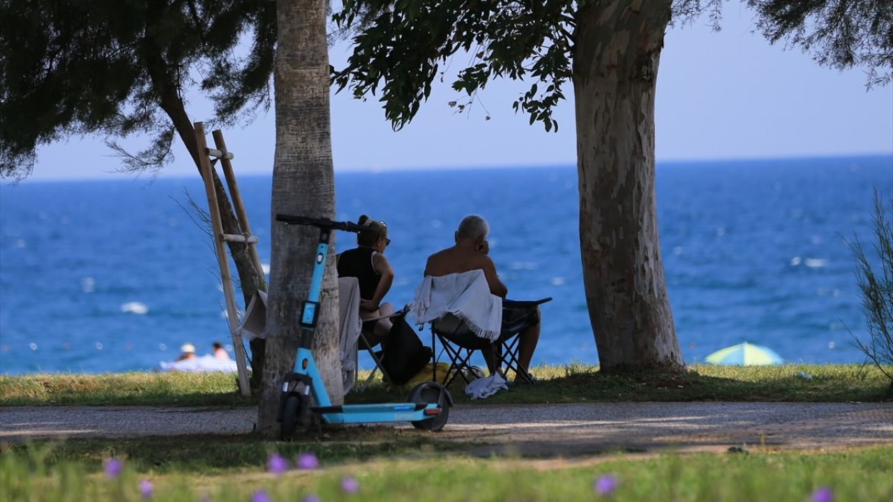 Antalya Sahillerindeki Kalabalık: Sıcak Hava ve Nem Etkisi