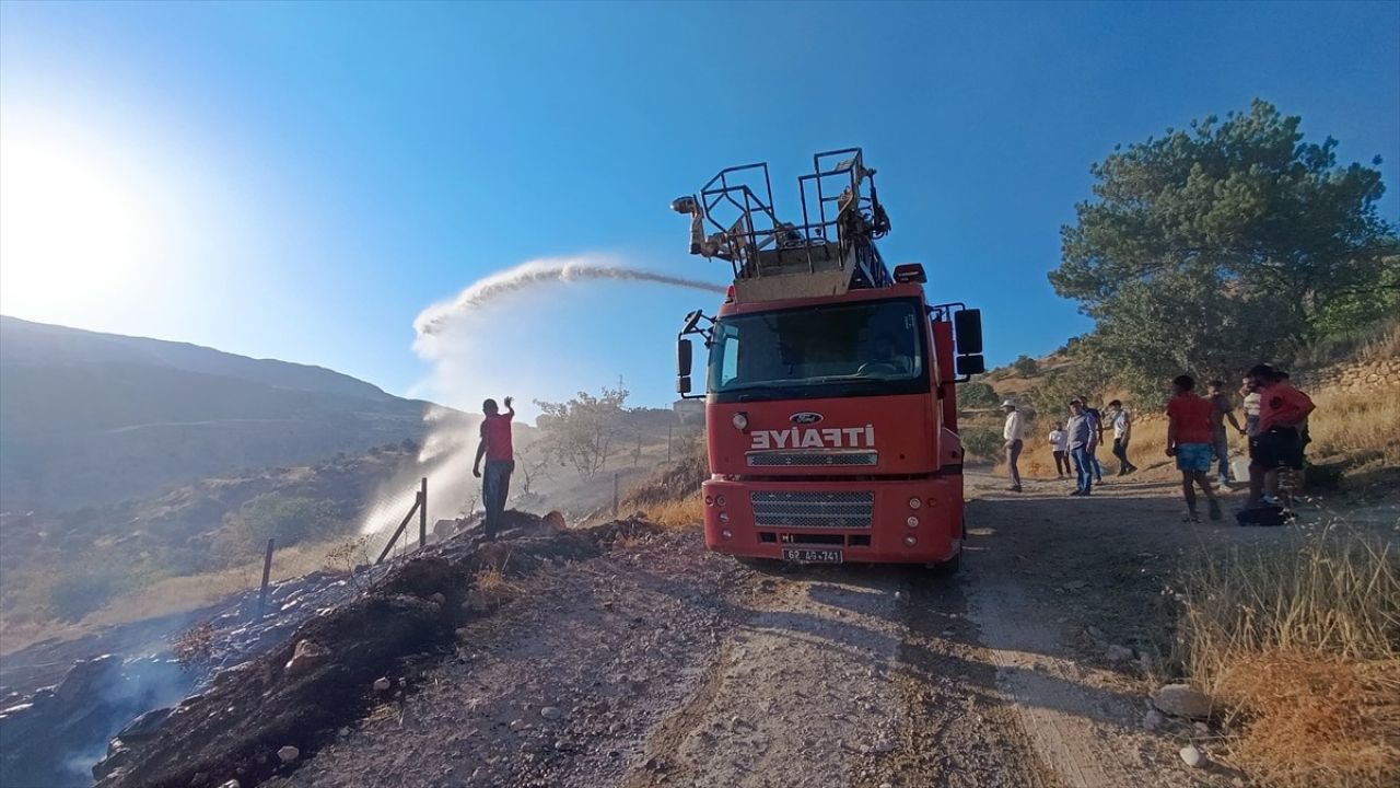 Tunceli'deki Otluk Alan Yangını Kontrol Altına Alındı