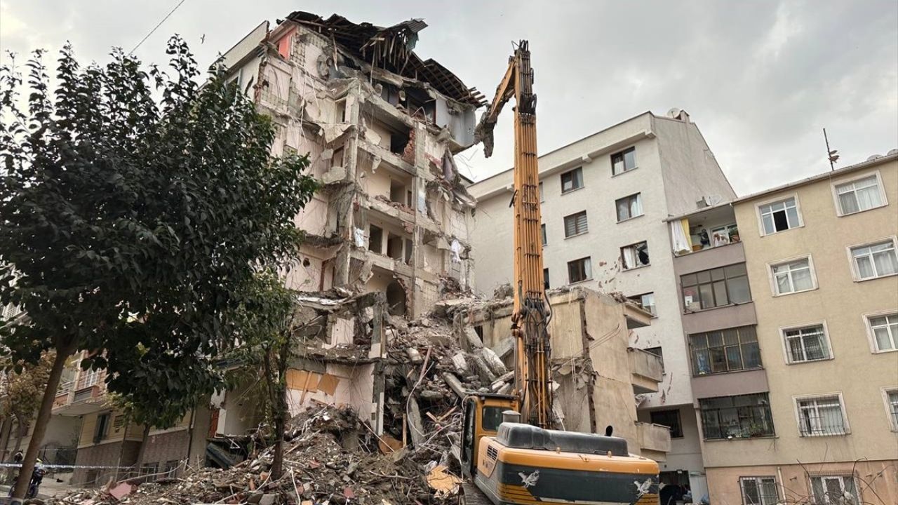 Bahçelievler'deki Yıkım, Komşu Apartmana Zarar Verdi