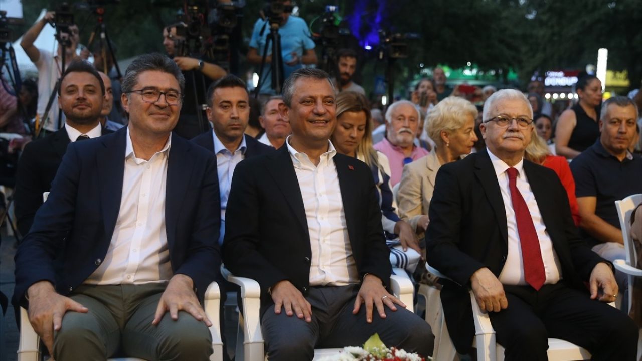 CHP Genel Başkanı Özgür Özel, Burhaniye'de Eğitim ve Sanat Üzerine Konuştu