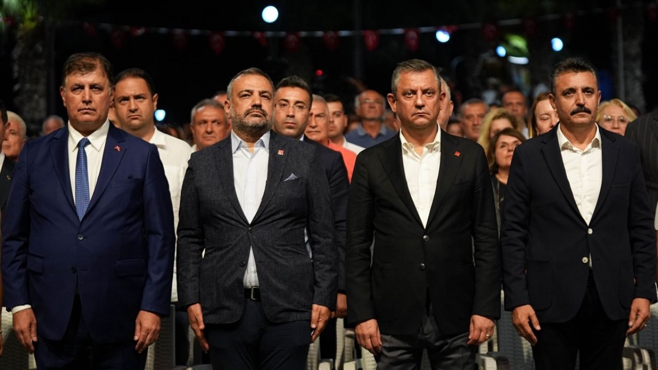 CHP Genel Başkanı Özgür Özel, Dikili Festivali'nde Sanatçı Suavi'ye Sahip Çıktı