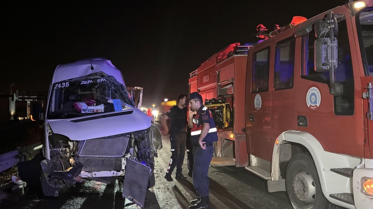 Antalya’da Tır ve Minibüs Çarpıştı, Sürücü Yaralandı