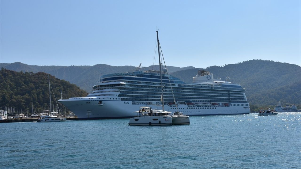 Lüks Yolcu Gemisi 'Vista' 1161 Turist ile Marmaris Limanı'na İndi