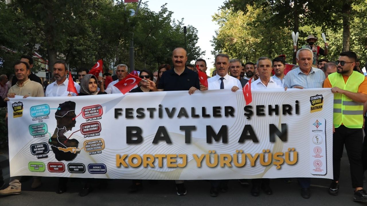 Batman'da Festivalcoşkusuyla Kortej Yürüyüşü Düzenlendi