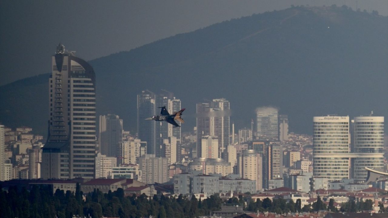 SOLOTÜRK, 30 Ağustos Zafer Bayramı'nda İstanbul'da Gösteri Uçuşu Yaptı