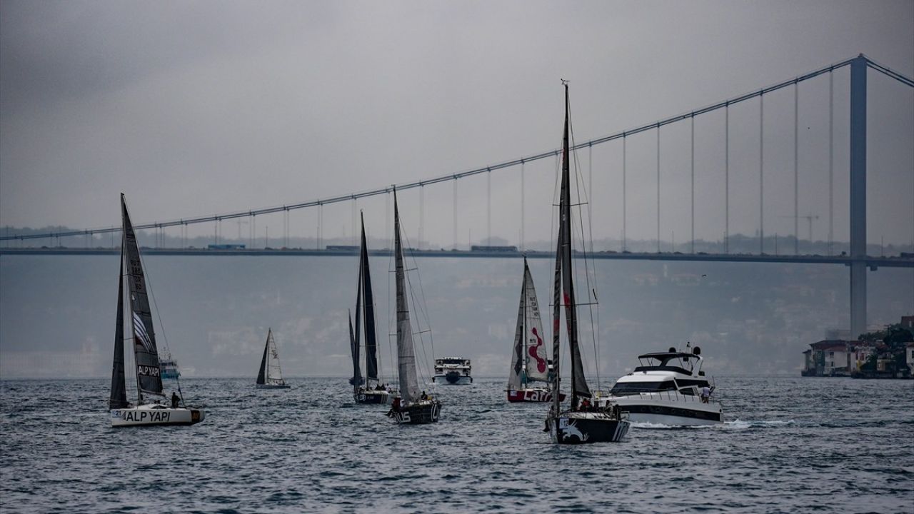 İstanbul Boğazı'nda 30 Ağustos Zafer Kupası Yat Yarışı Gerçekleşti