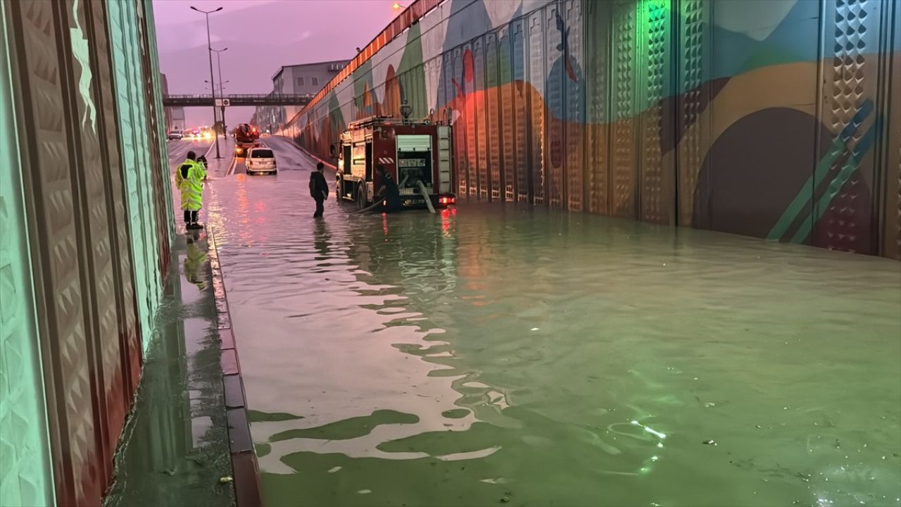 Karabük'te Sağanak Yağış Hayatı Olumsuz Etkiledi