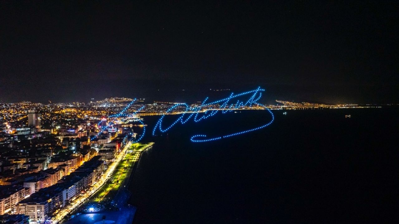 İzmir'de 30 Ağustos Zafer Bayramı'na Özel Dron Gösterisi