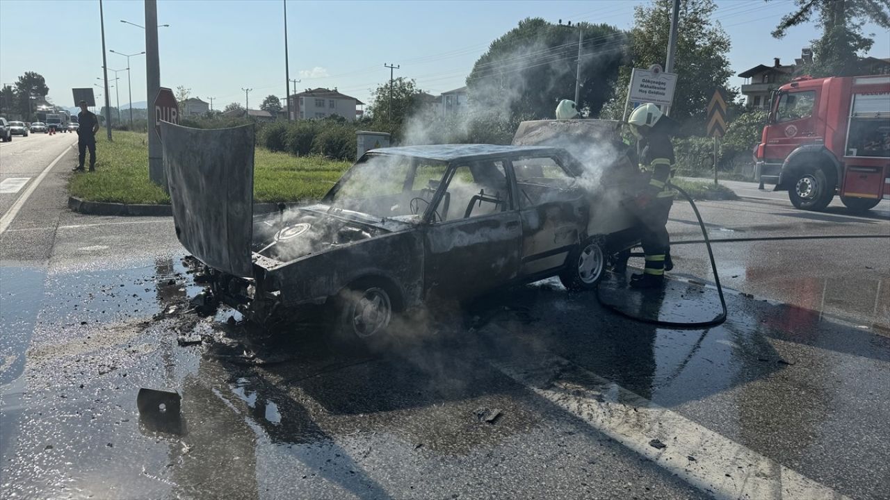 Samsun'da Seyir Halindeyken Yangın Çıkan Araç Kullanılamaz Hale Geldi