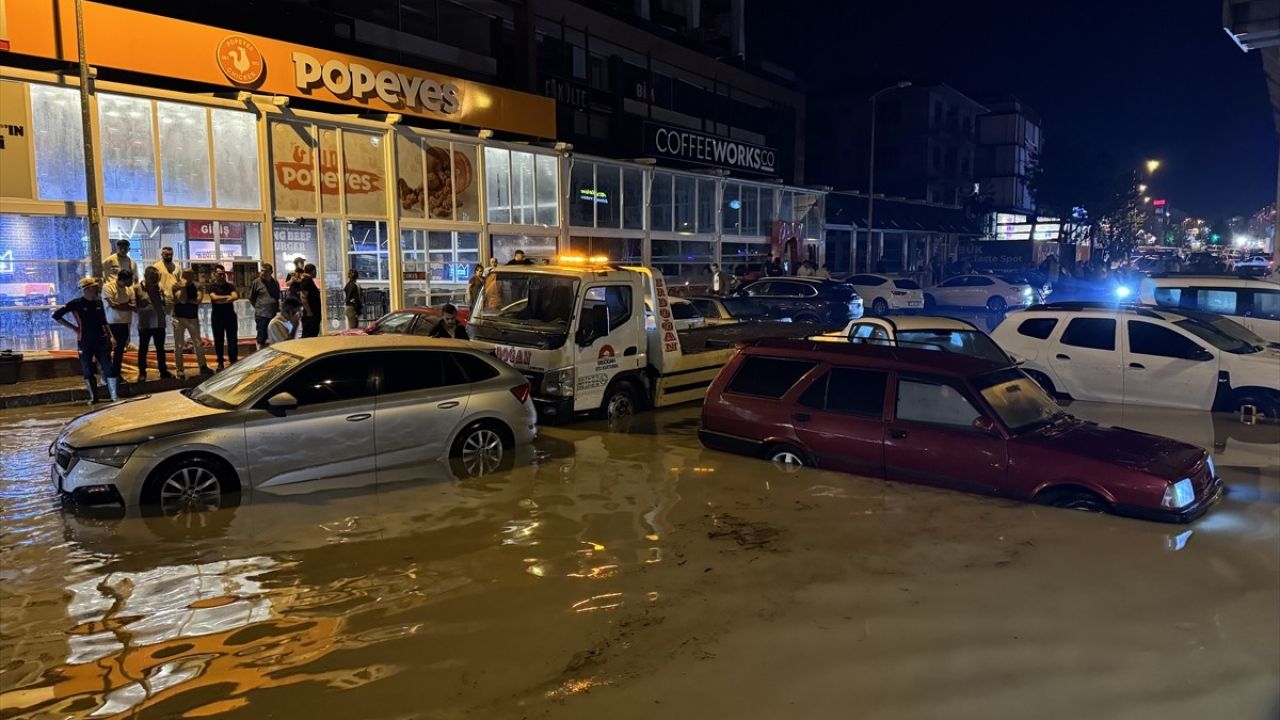 Karabük'te Sağanak Yağış Hayatı Olumsuz Etkiledi