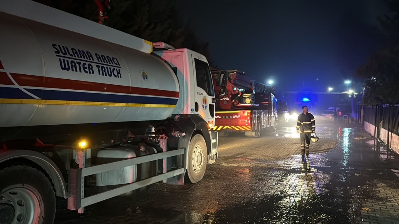 Adana'daki Geri Dönüşüm Fabrikasında Yangın Kontrol Altına Alındı