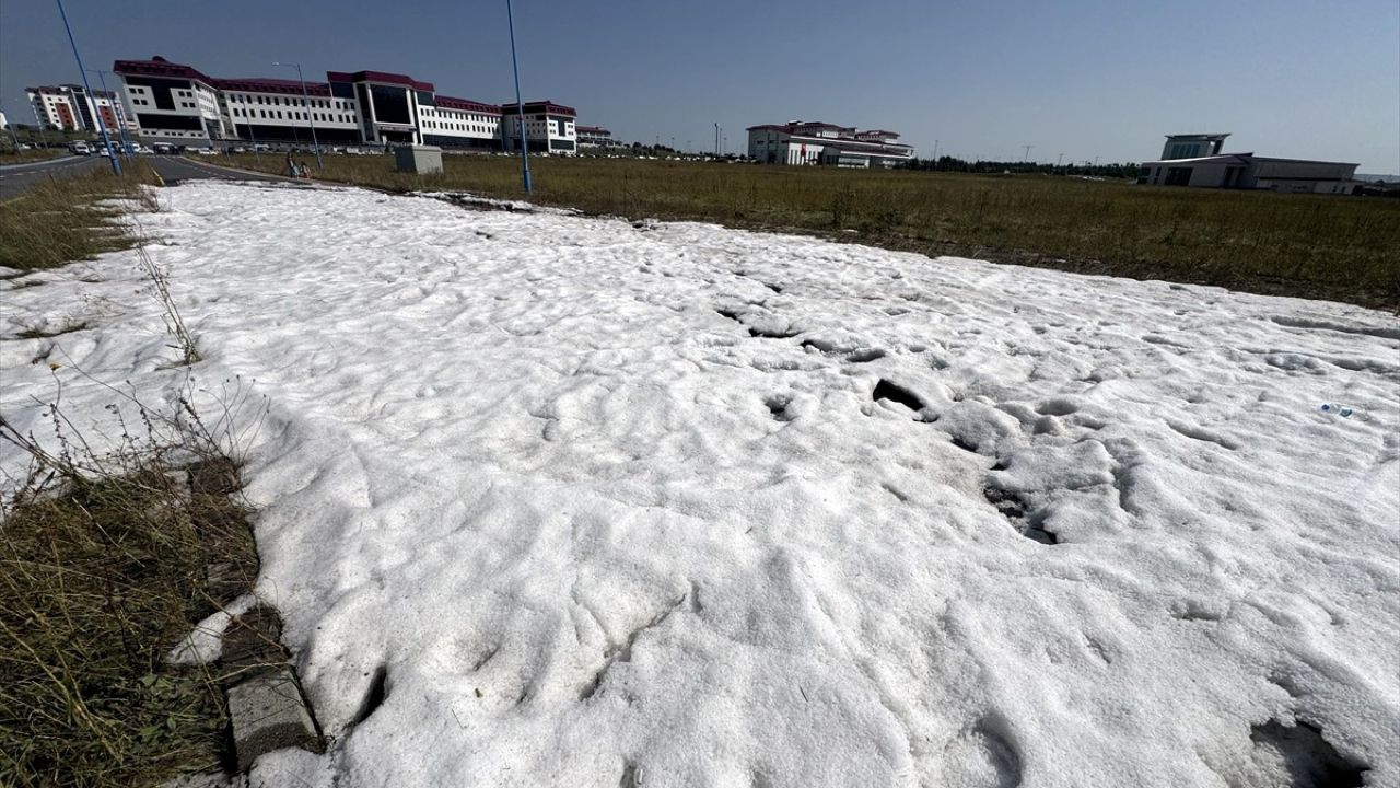 Ardahan'da Gece Yağmuru ve Dolu Etkili Oldu