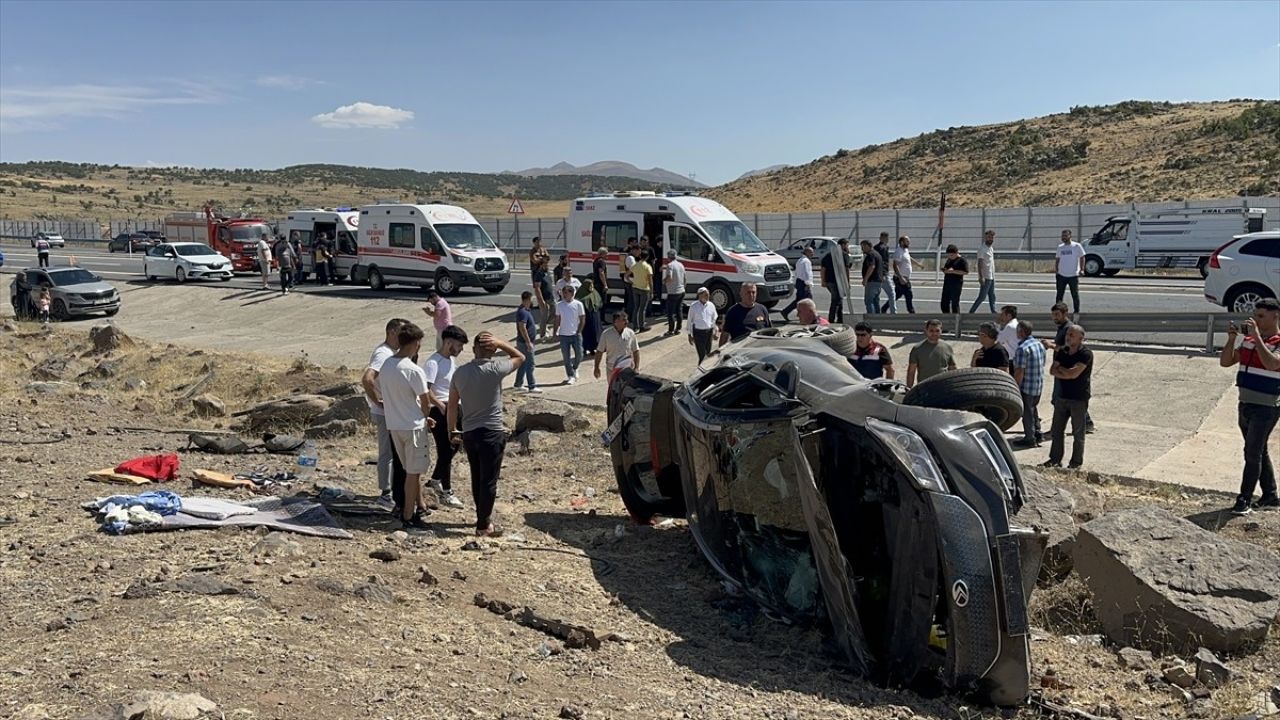 Elazığ'da Otomobilin Devrilmesi Sonucu 7 Yaralı