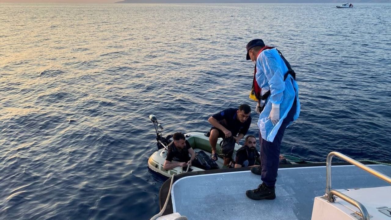 Çanakkale'de Motor Arızası Geçiren Bottaki Düzensiz Göçmenler Kurtarıldı