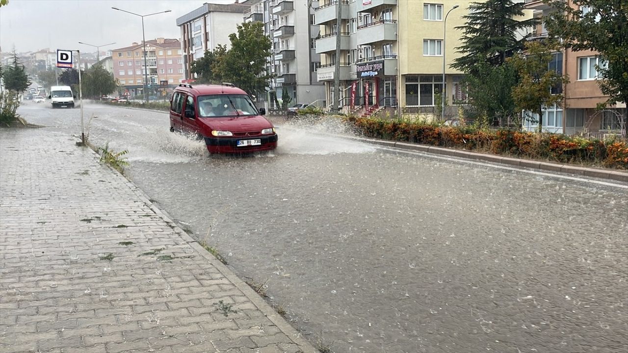 Eskişehir'de Sağanak ve Dolu Hayatı Olumsuz Etkiledi