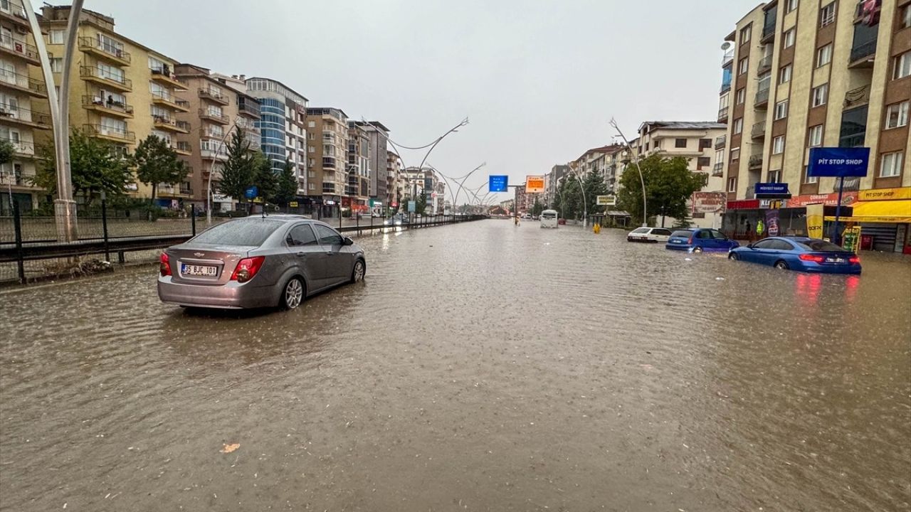 Uşak'taki Sağanak Yağış, Hayatı Olumsuz Etkiledi