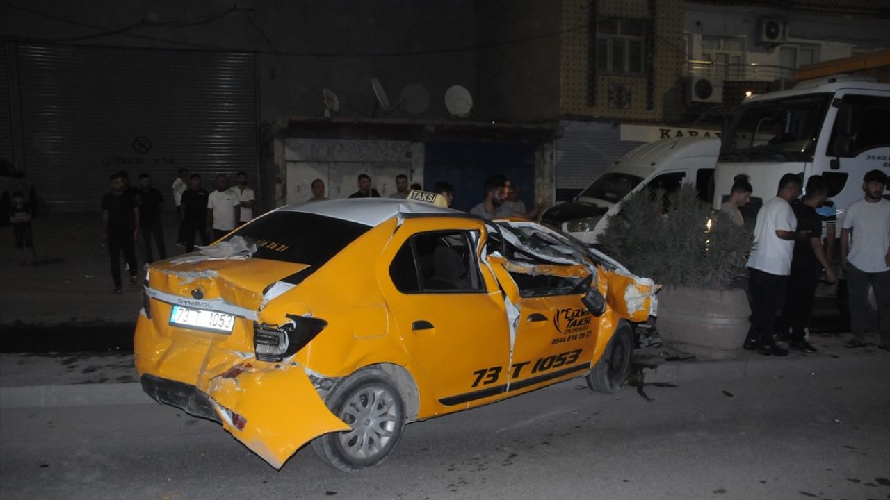 Şırnak'ta Freni Boşalan Tırın Kaza Anı Güvenlik Kamerasında