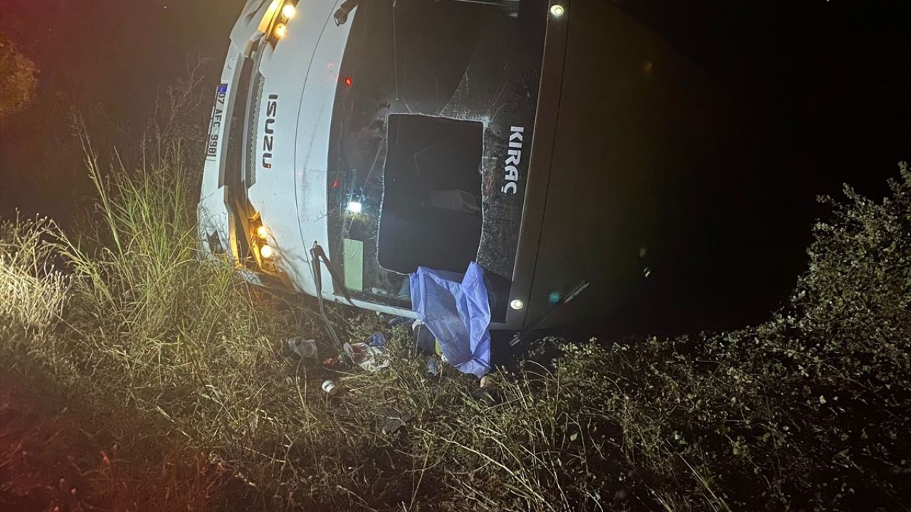 Antalya'da Feci Kaza: Midibüs Sürücüsü Hayatını Kaybetti