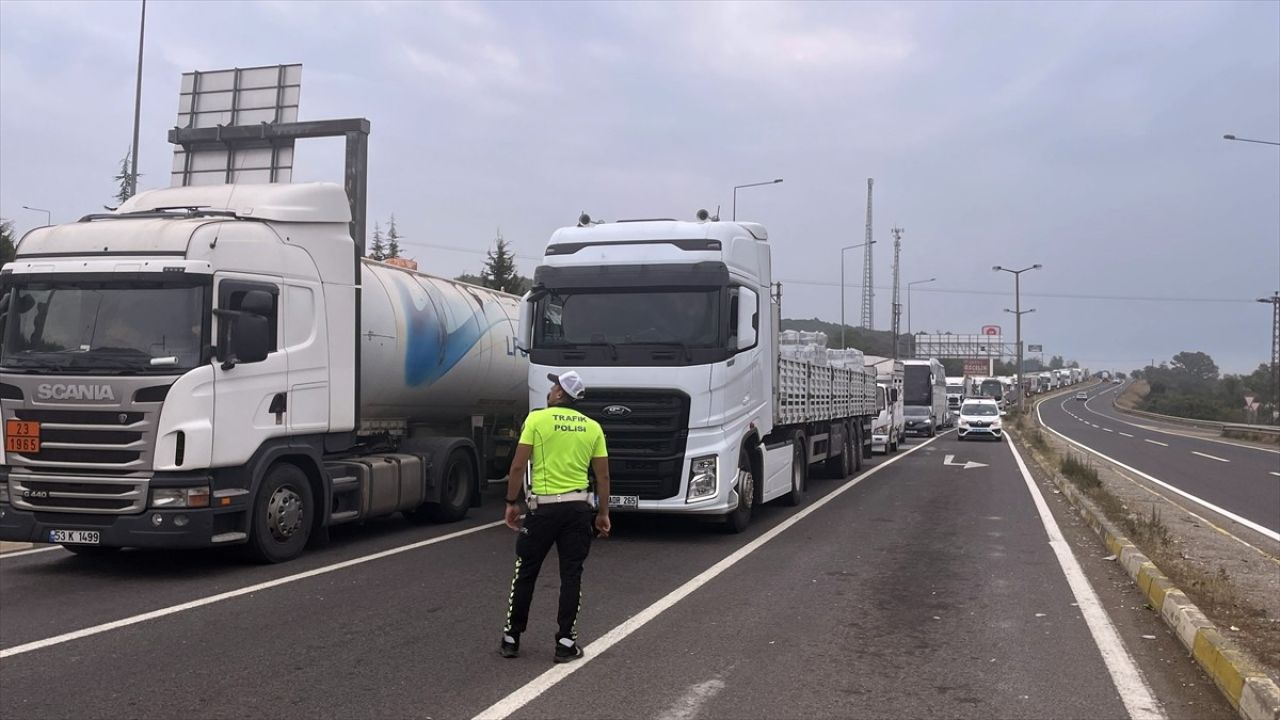 Bolu Dağı'nda Trafik Yoğunluğu Devam Ediyor