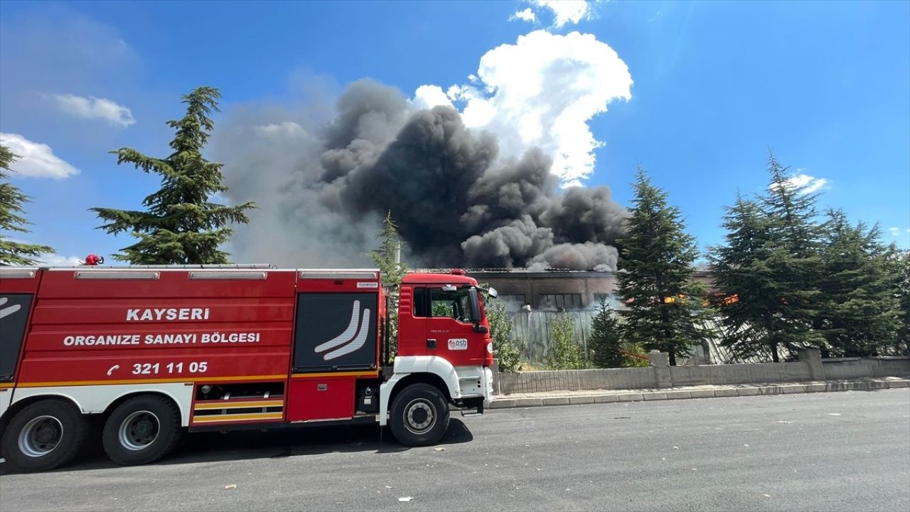 Kayseri'de Sünger Fabrikasında Yangın Alarmı