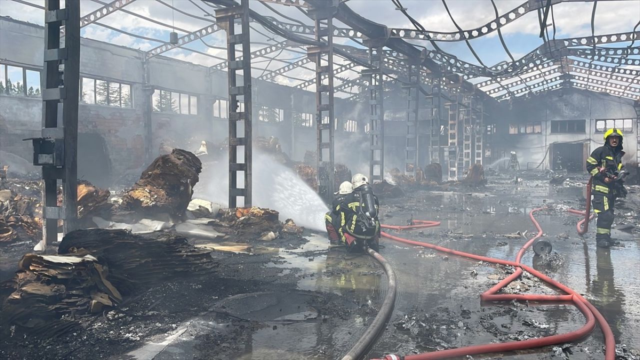 Kayseri'deki Sünger Fabrikasında Yangın Kontrol Altına Alındı