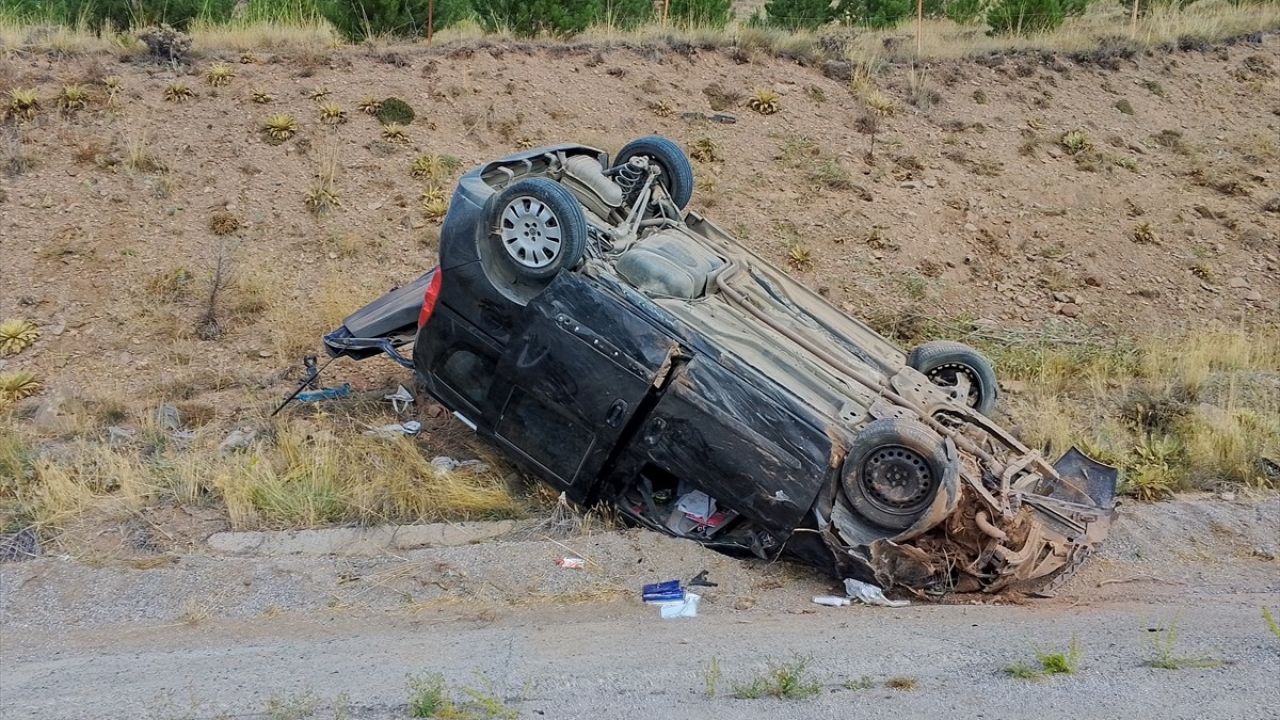 Sivas'ta Hafif Ticari Araç Devrildi, 4 Yaralı