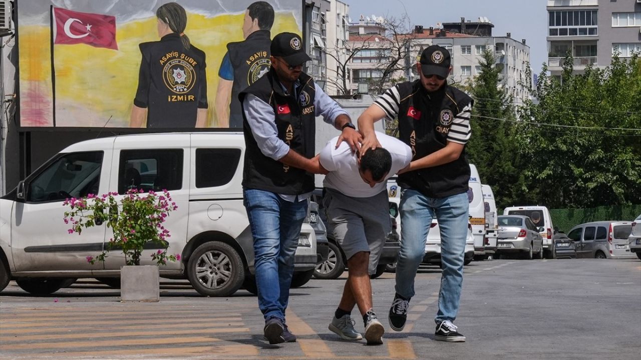 İzmir'de Kanlı Olay: 2 Kişi Öldürüldü, 1 Kişi Yaralandı