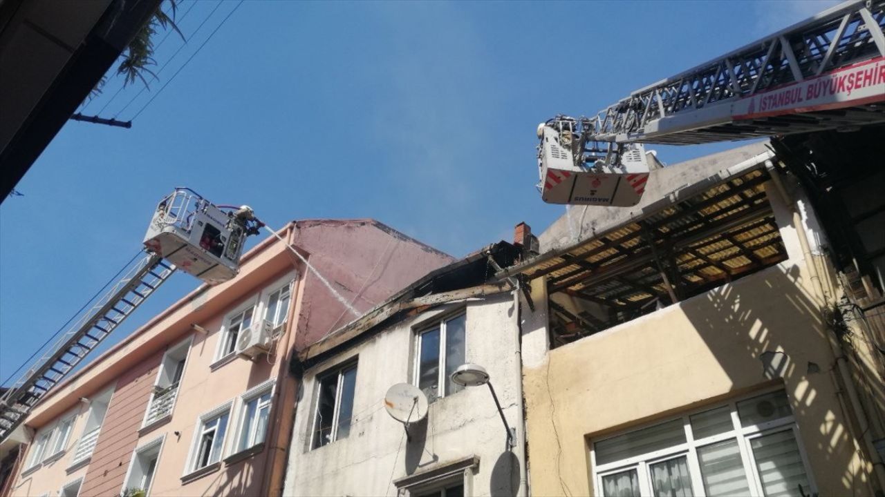 Beyoğlu'nda 3 Katlı Binada Yangın: Anne ve 3 Çocuk Kurtarıldı