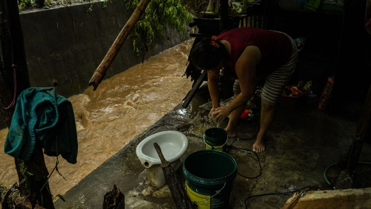 Filipinler'de Fırtına ve Yağışlar Hayatı Olumsuz Etkiliyor