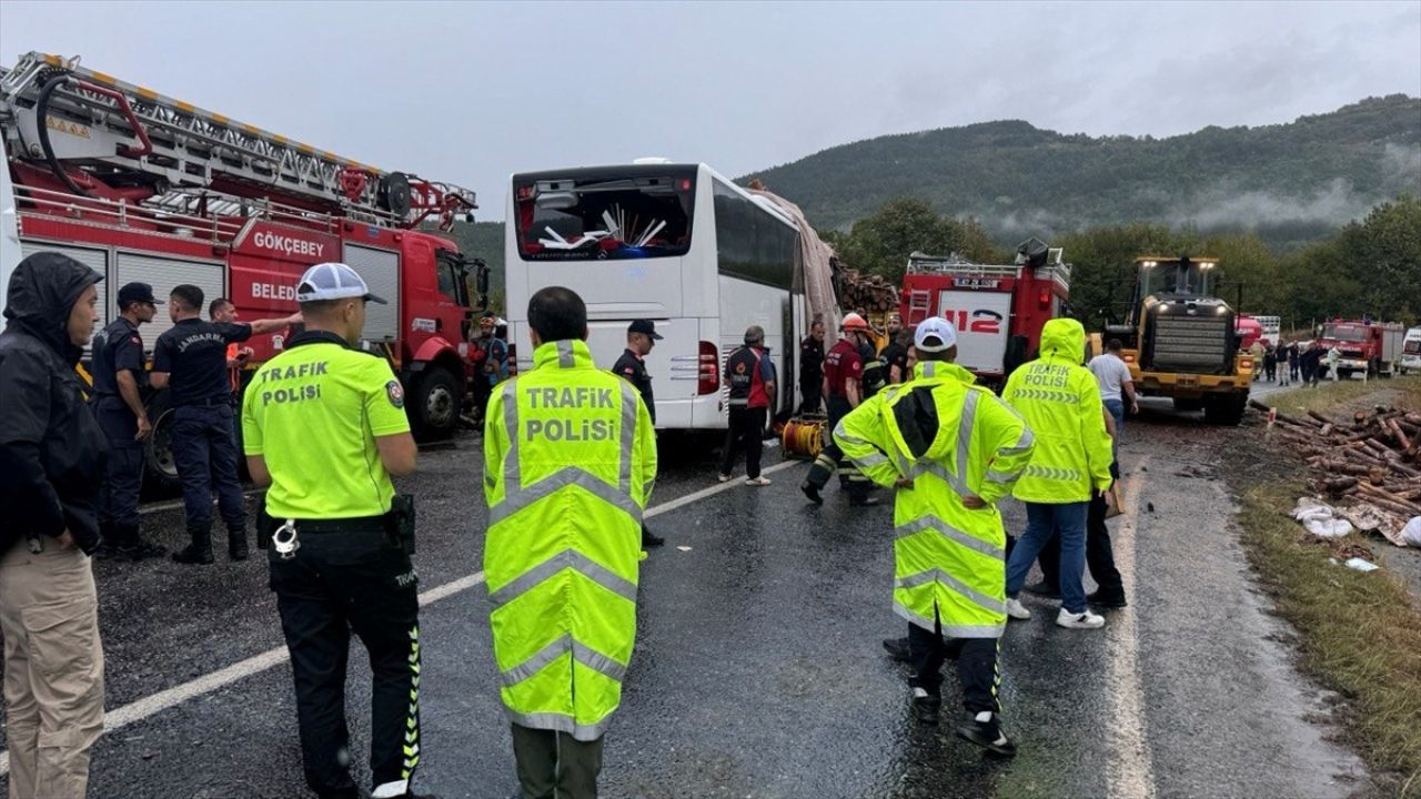 Zonguldak'ta Otobüs ile Kamyon Çarpıştı: 2 Ölü, 24 Yaralı