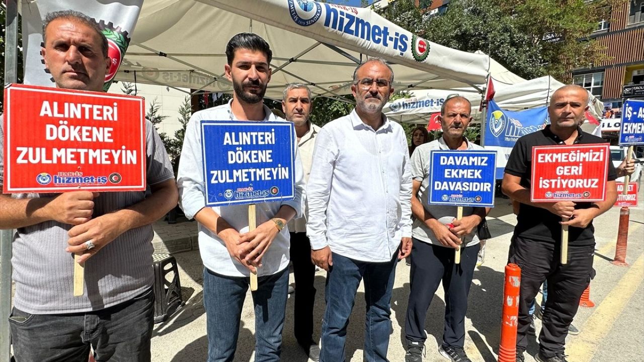 Van'daki Belediyede İşten Çıkarılan İşçiler Görevlerine Dönmeyi Talep Ediyor