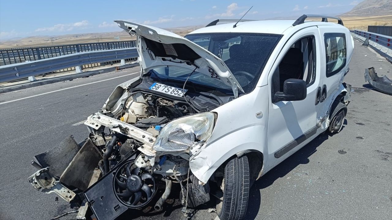 Sivas'ta Zincirleme Trafik Kazasında 9 Yaralı