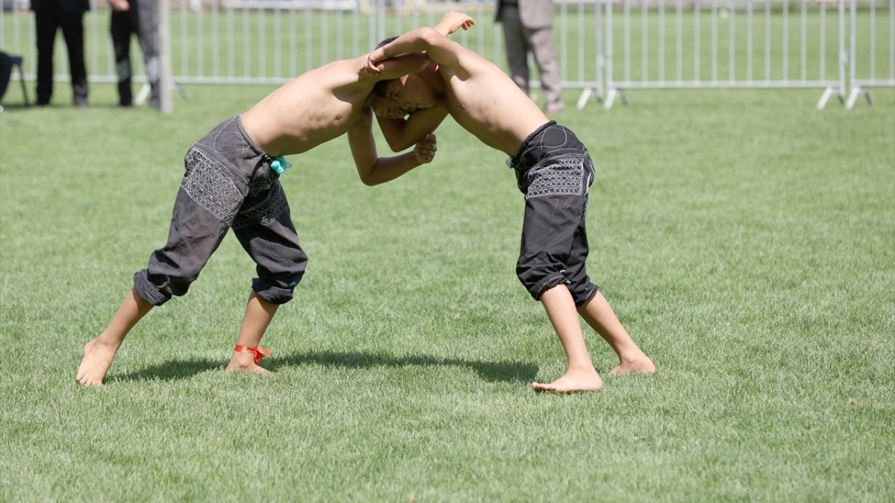 Sivas'ta 2. Uluslararası Karakucak Güreş Festivali Coşkuyla Gerçekleştirildi