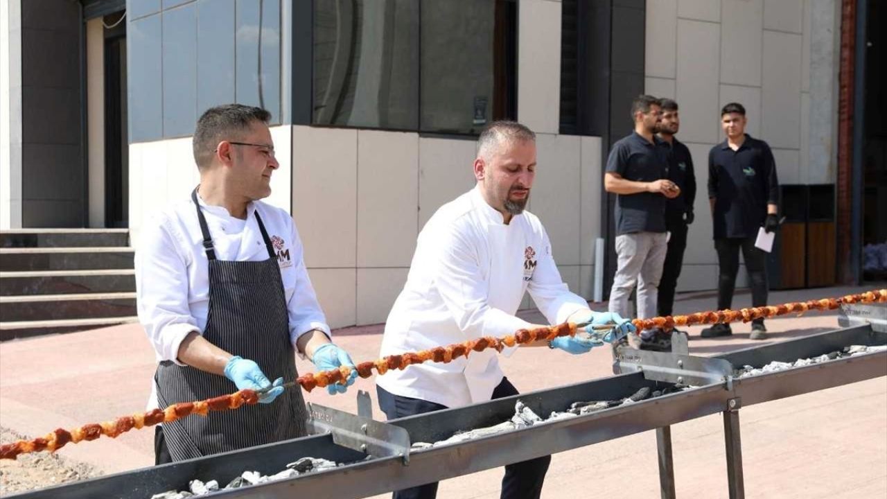 Gaziantep'te Dünyanın En Uzun Kebabı Rekor Denemesi için Hazırlıklar Tamamlandı