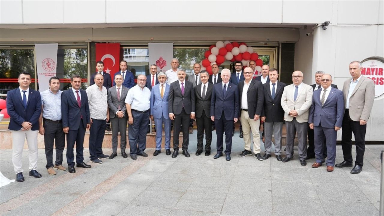 Beyoğlu'nda Hayır Çarşısı Hizmete Açıldı