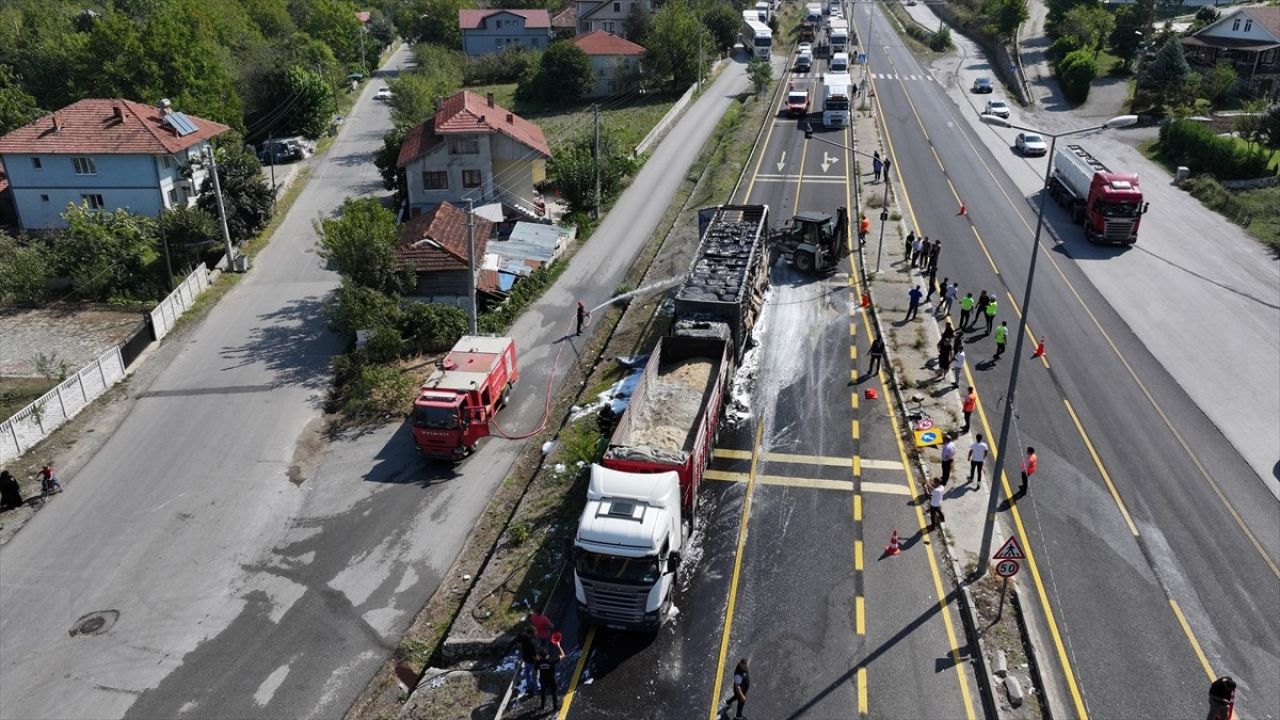 Düzce'de TIR Kazası: Anne ve İki Çocuk Yaralandı