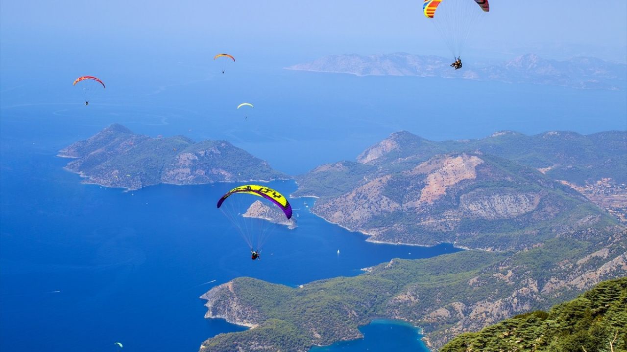 Fethiye’de Babadağ'da Yamaç Paraşütü Uçuşları Rekora Koşuyor