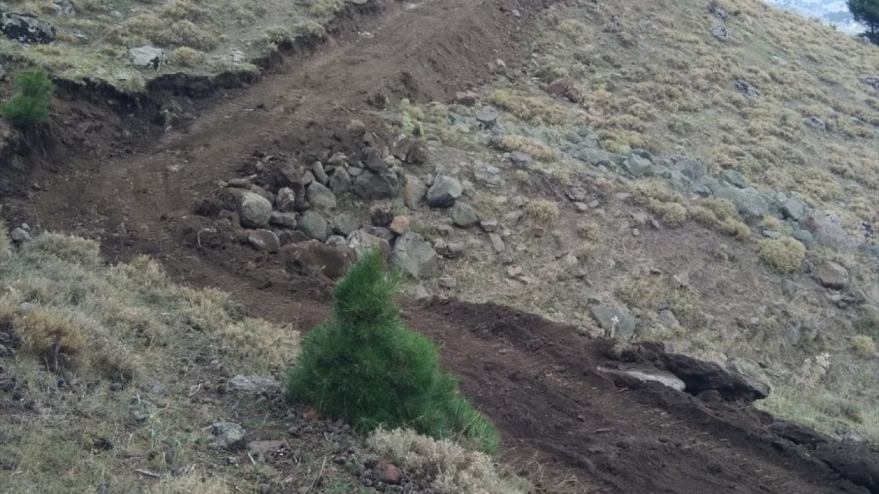 Afyonkarahisar'da Eğimli Arazide Yuvarlanan İnek İçin Kahraman Kurtarma Operasyonu