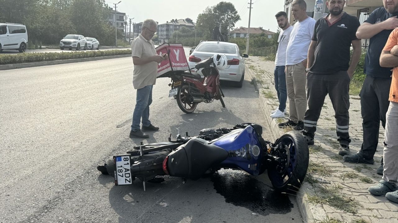 Düzce'de Motosiklet Kazası: Sürücüler Ağır Yaralandı