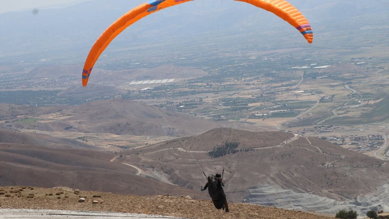 Erzincan'da Orkut Baysal Yamaç Paraşütü Türkiye Şampiyonası Başladı