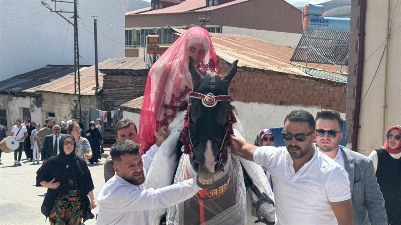 Bayburt'ta Geleneksel Düğün: Gelin Atla Getirildi