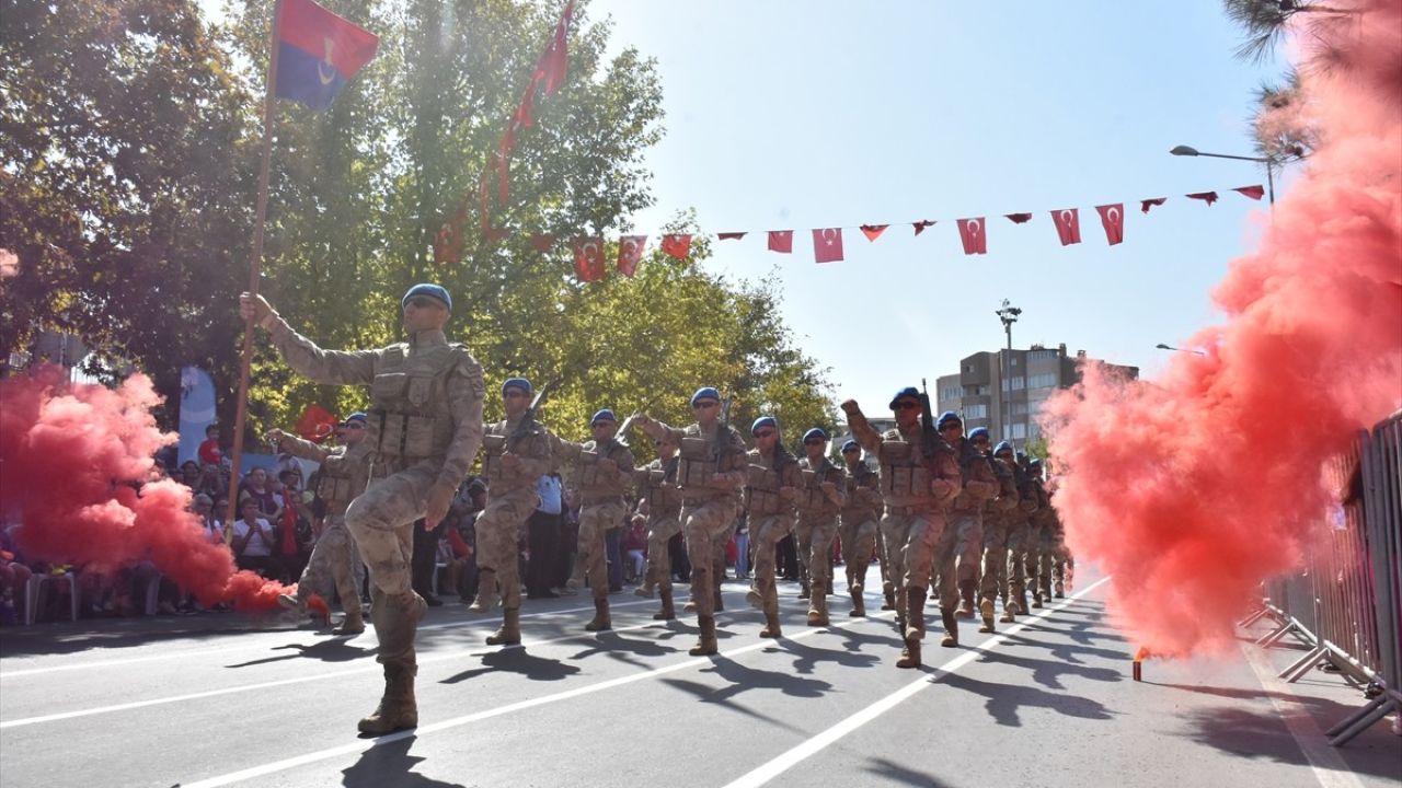 Balıkesir Kurtuluşunun 102. Yılında Tülütabaklar Gösterisiyle Coşkuyla Kutlandı