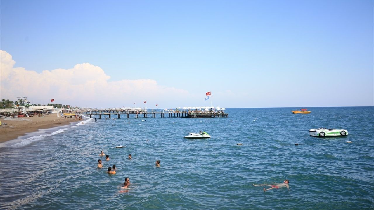 Antalya’da Sıcak Hava Etkisini Sürdürüyor, Oteller Serinletici Etkinlikler Düzenliyor