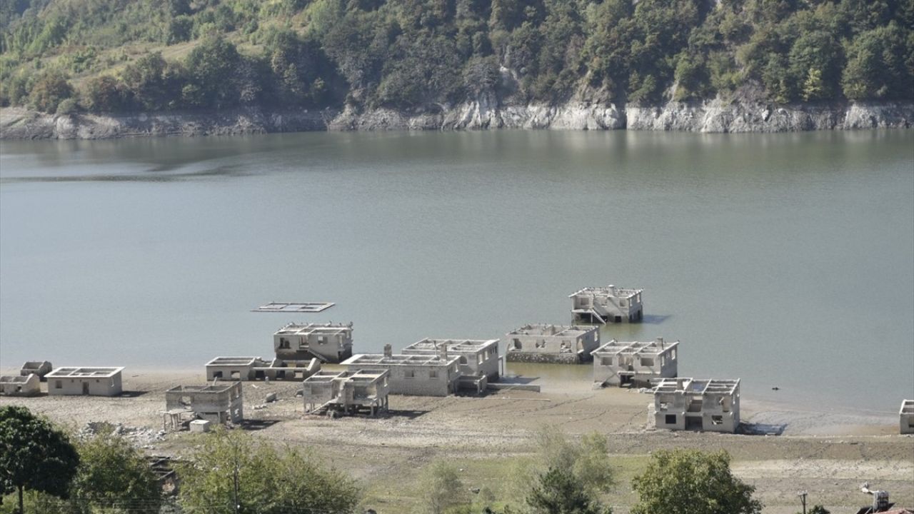 Kızılcapınar Barajı'ndaki Su Seviyesi Düşerken Gizli Yapılar Ortaya Çıktı