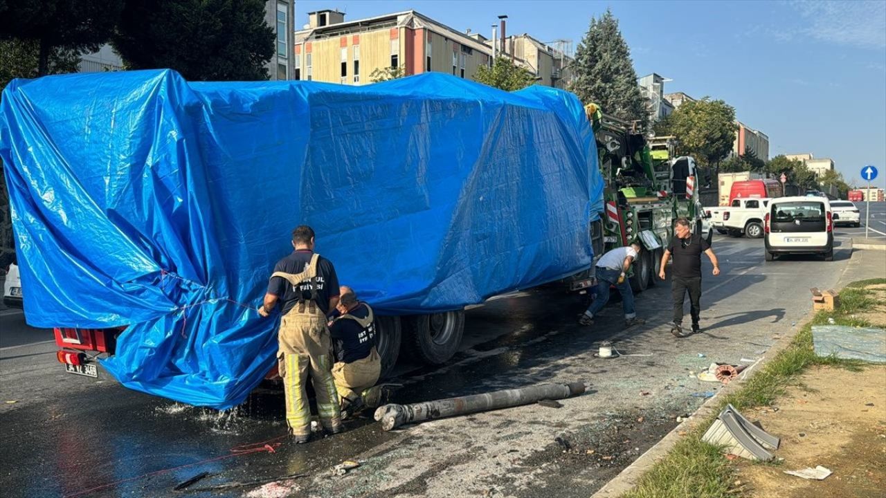 Başakşehir'de İtfaiye Aracı Dev rildi: İki Görevli Yaralandı