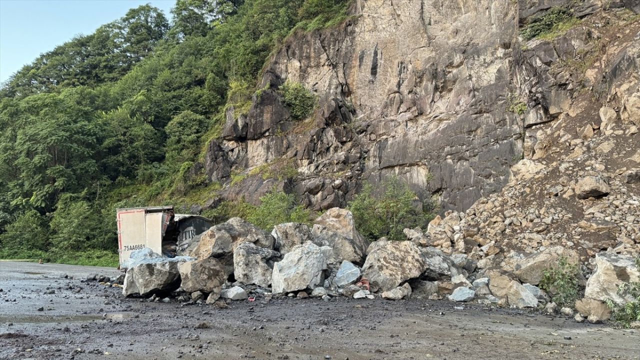 Artvin'de Heyelan Sonucu Park Halinde İki Tır Zarar Gördü